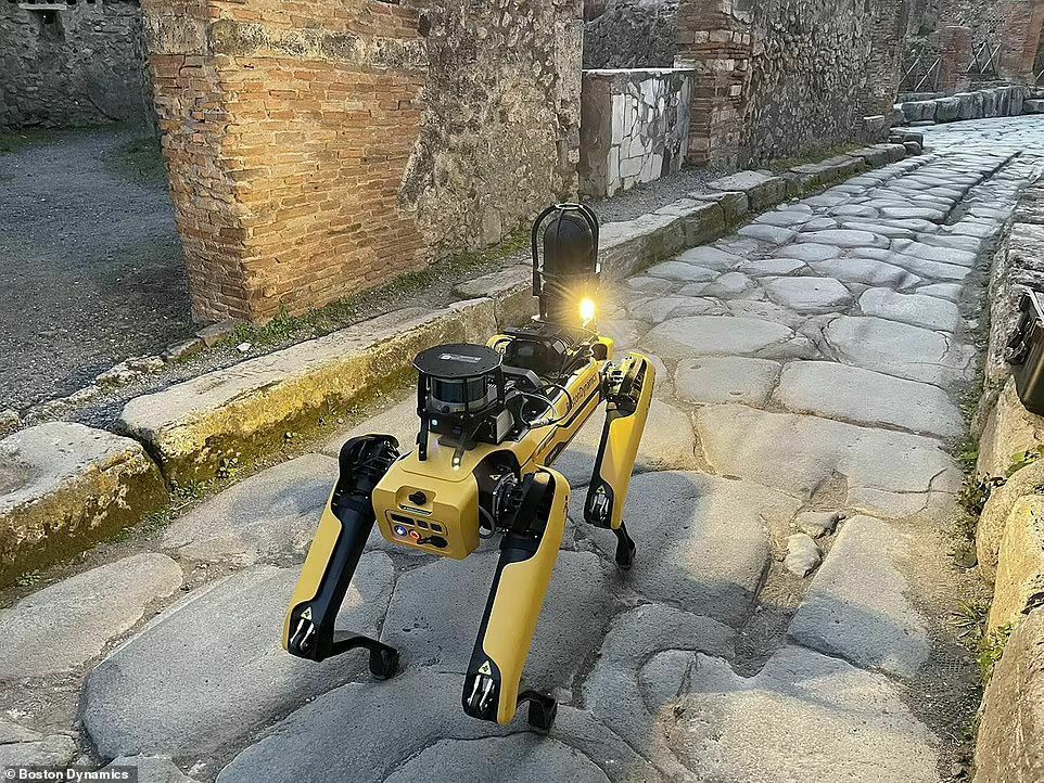 Развалины Помпей начала патрулировать собака-робот (ВИДЕО)