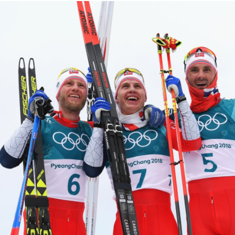 Норвежский лыжник, заваливший на старте россиян, пришел к финишу первым