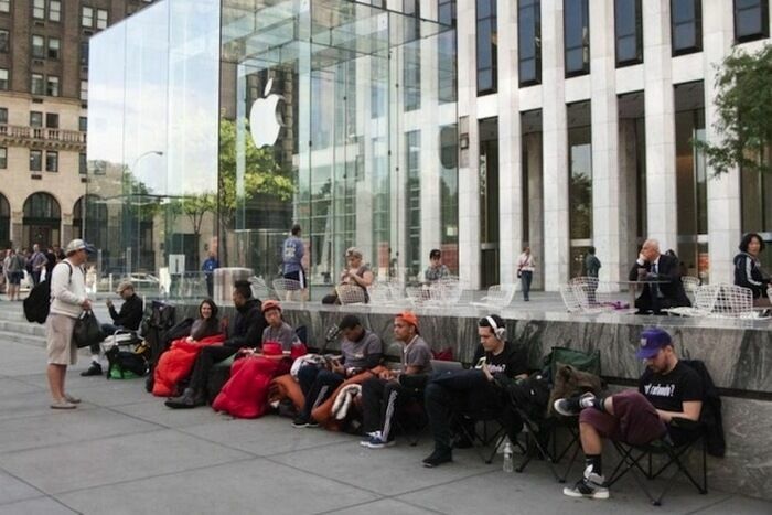Первое место в очереди за iPhone 7 в Нью-Йорке продают за $2500