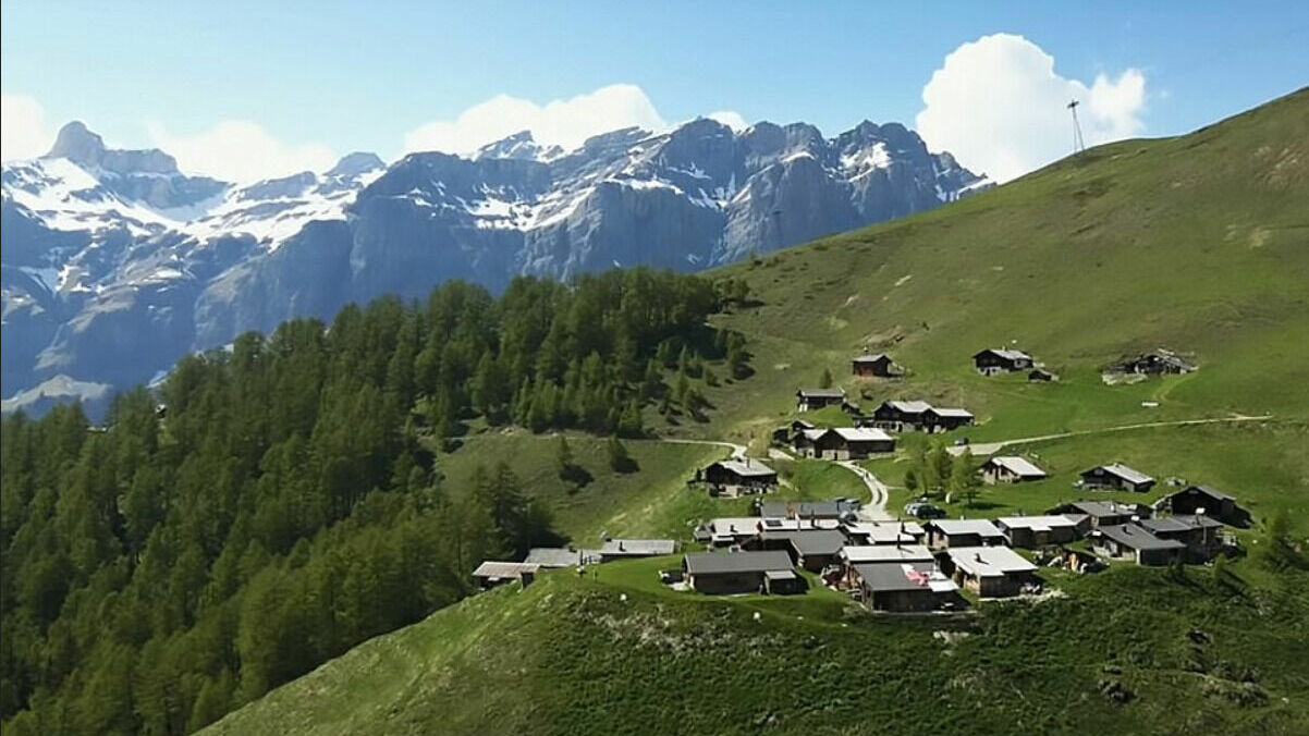 Деревня в Швейцарии платит по 25 000 евро желающим стать ее жителями