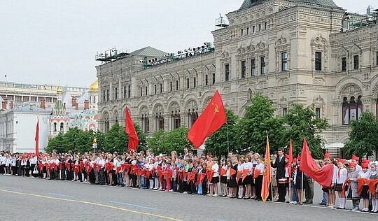На Красной площади прошел массовый прием в пионеры