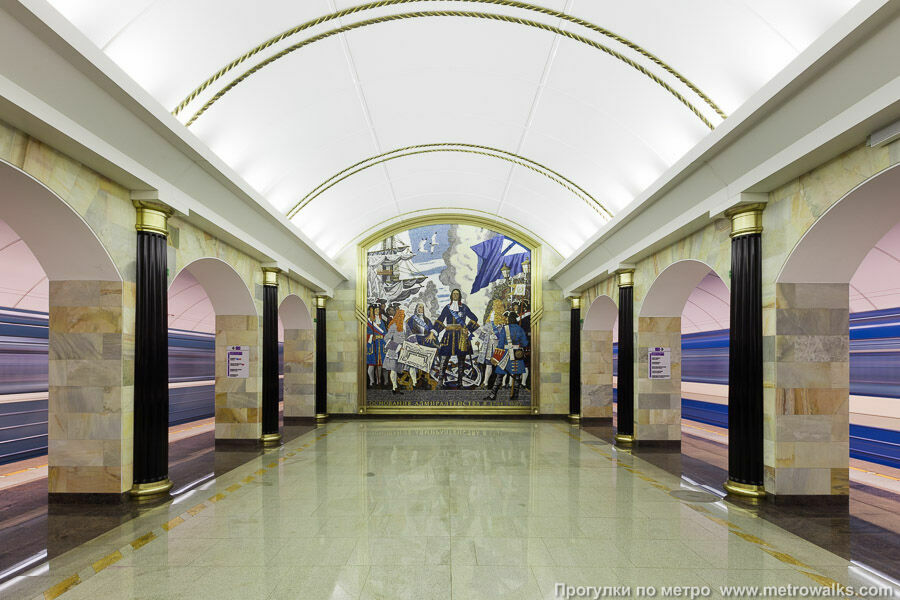 В Санкт-Петербурге из-за бесхозного предмета закрыли станцию метро