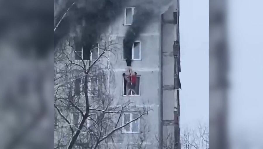 Двое студентов в Чертаново спасли девушку из горящей квартиры
