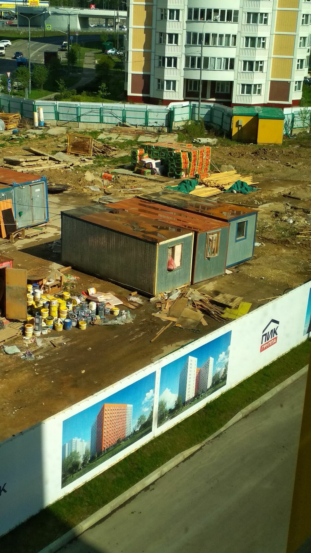По сути свалка мусора, огорожена ПИКом снаружи белым забором с рекламой нового жилого дома