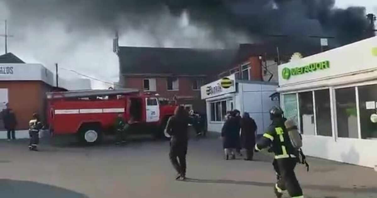 Во Владивостоке случился сильный пожар на рынке