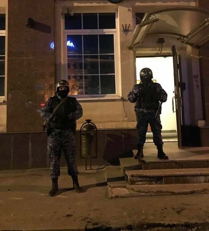 Полиция в Москве ворвалась на сцену во время спектакля о протестах в Белоруссии