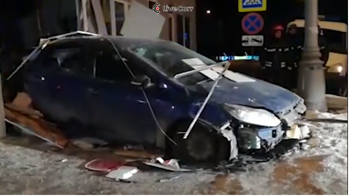 В Новой Москве автомобиль влетел в павильон с шаурмой