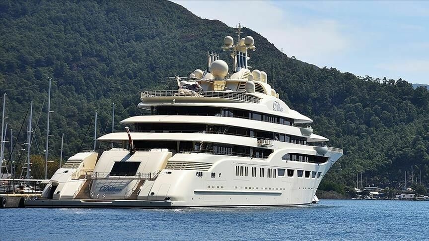 Forbes: власти Гамбурга конфисковали 156-метровую яхту Алишера Усманова