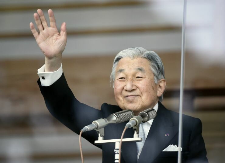 Император Японии отречется от престола в пользу сына