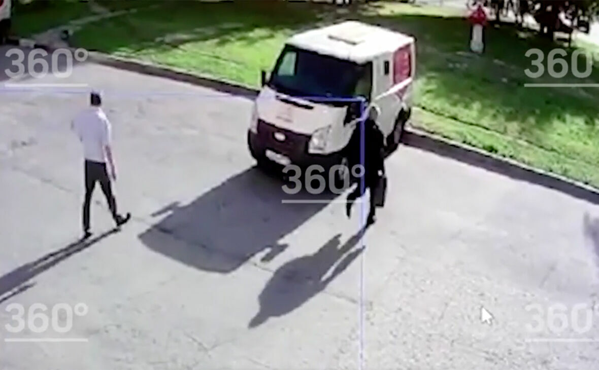 Видео дня: охранник среди бела дня похитил из Альфа Банка 10 млн рублей
