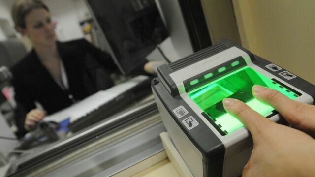 Единая биометрическая система позволит брать кредиты без паспорта и "платить лицом"