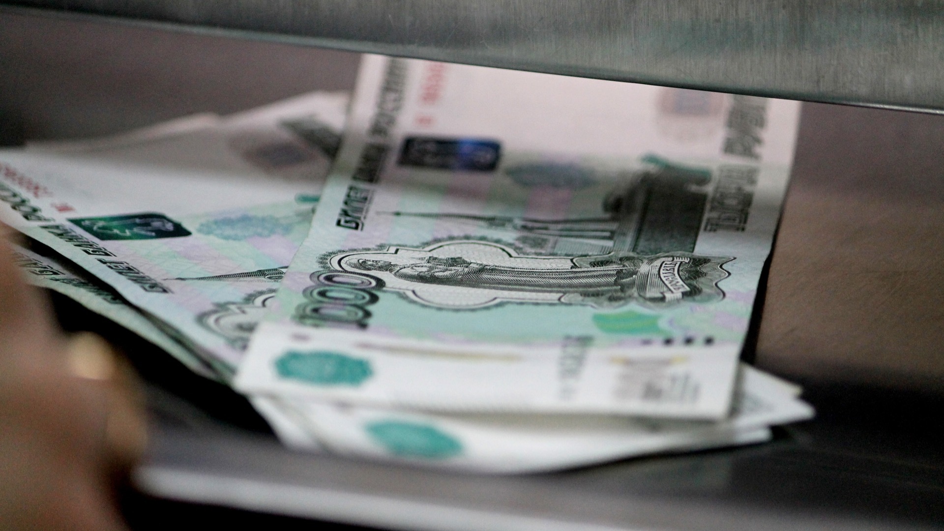 Доллар в августе уверенно шагает к отметке 100 рублей. Что будет с рублем дальше?