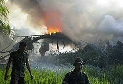 Военный самолет упал в Индонезии: много жертв