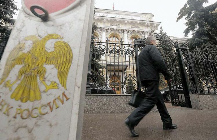 Российские банки провели первые транзакции через НСПК