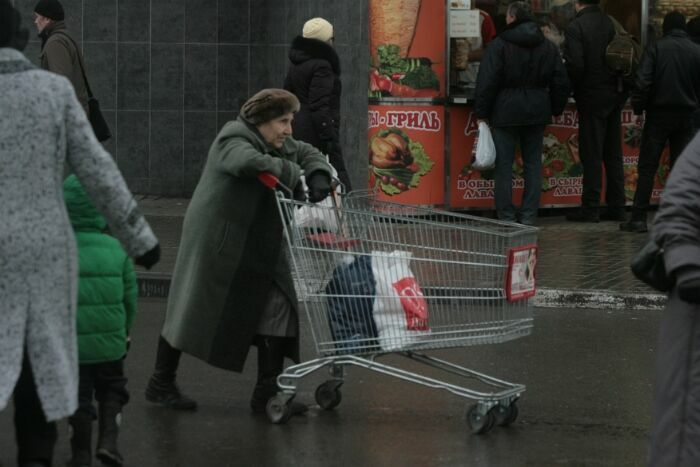 Все большему числу россиян не хватает денег на еду и одежду
