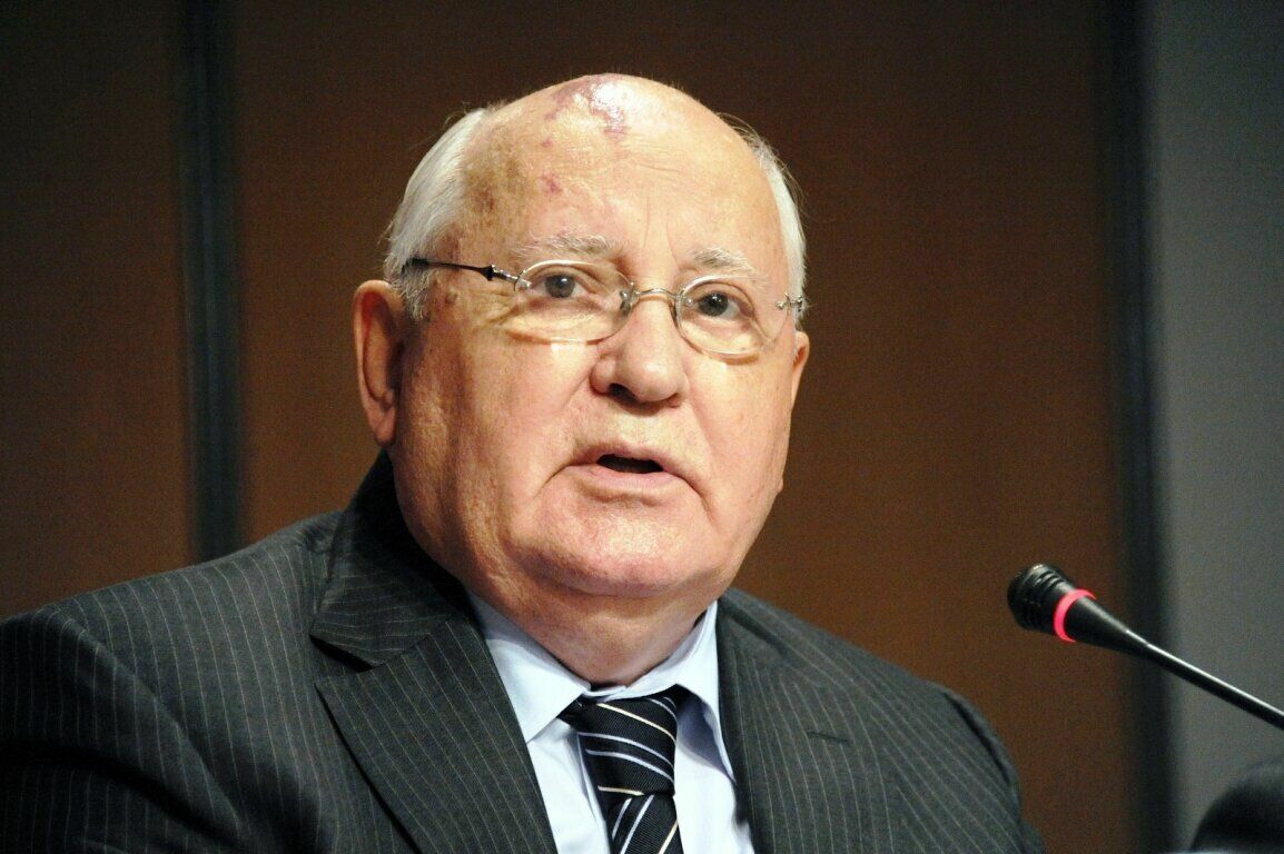 Горбачев заявил, что разработчики вакцины "Спутник V" достойны Нобелевской премии