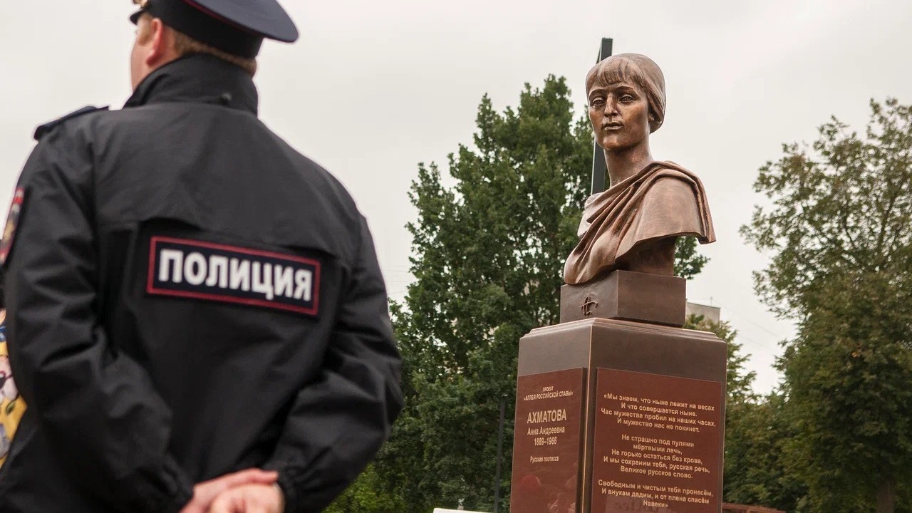 Памятник Ахматовой в Костроме.