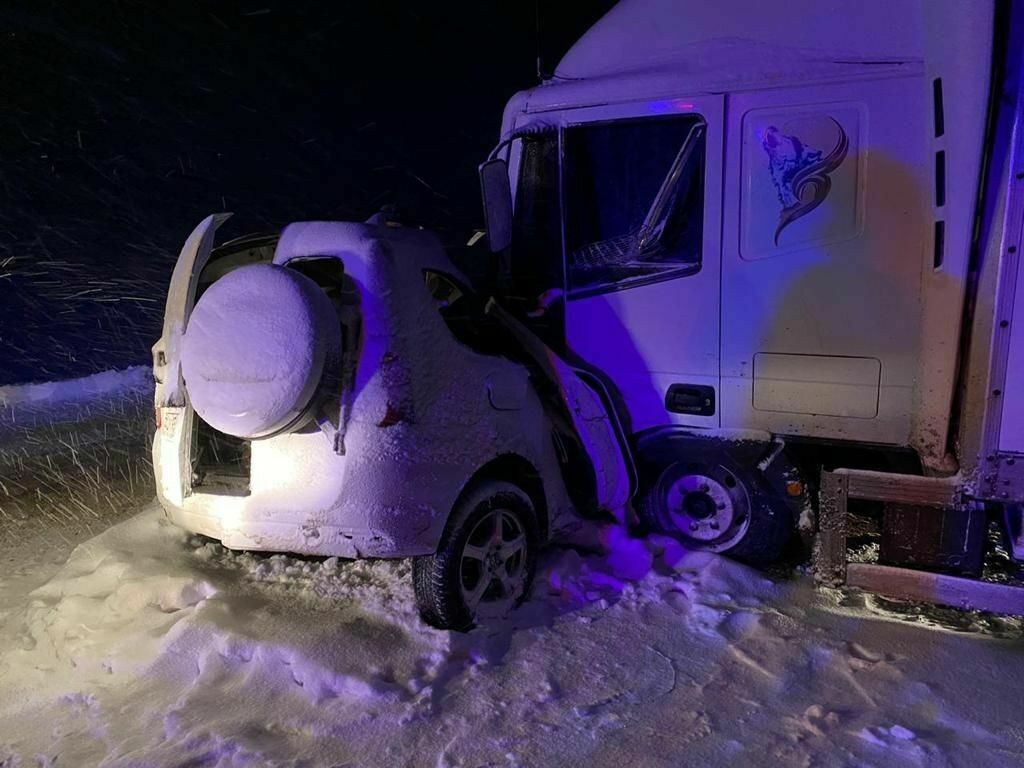 В Краснодарском крае четверо погибли при ДТП Lada Largus с грузовиком