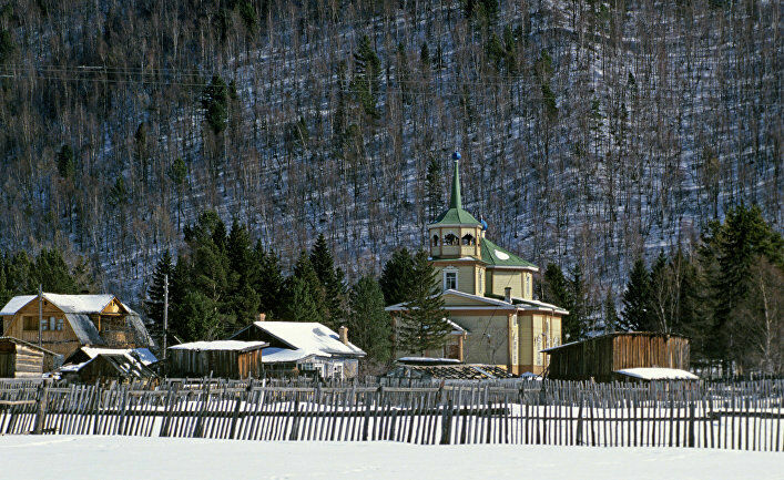 Вид на церковь в поселке Листвянка