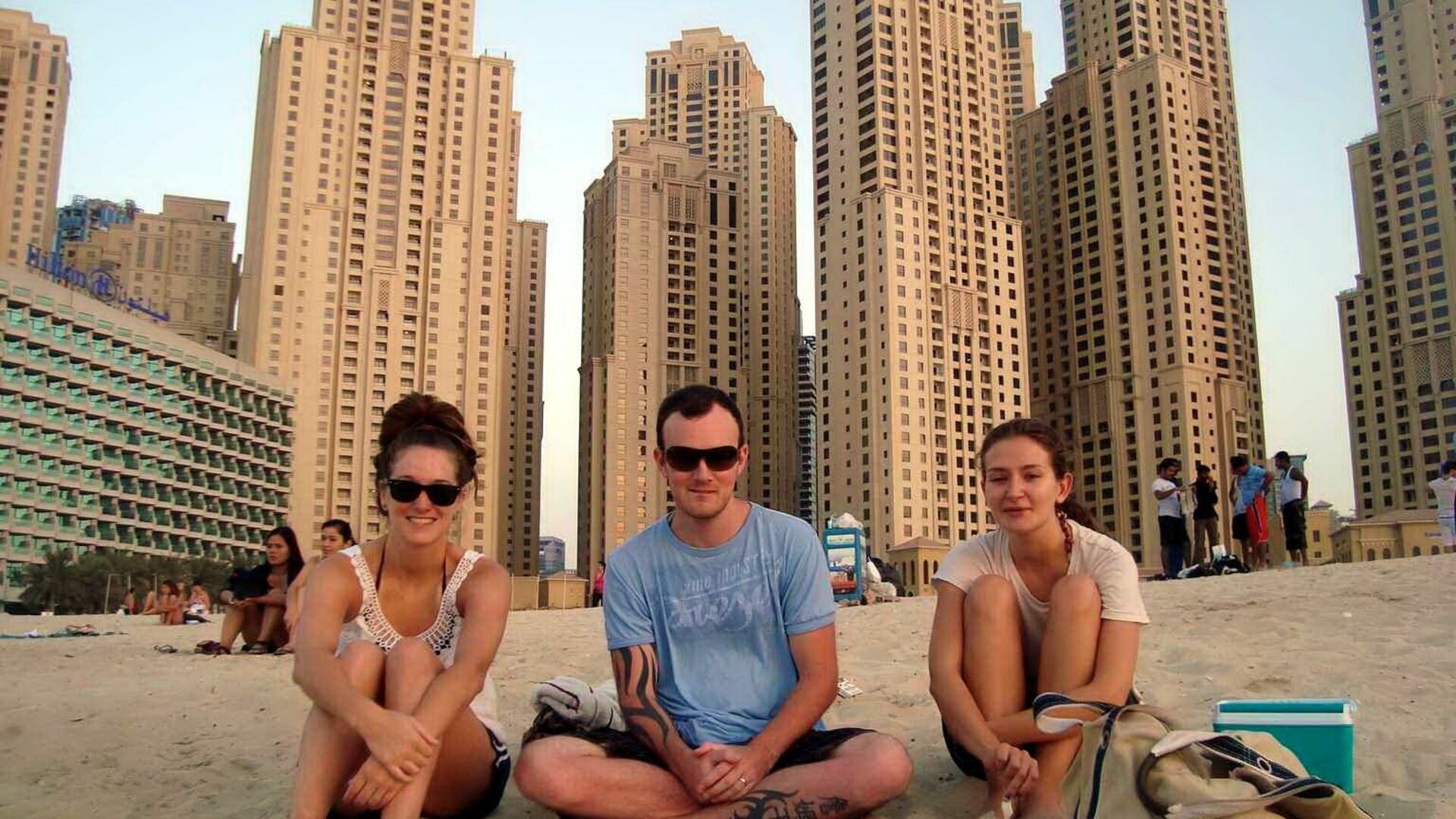 Жить в дубае русским. Туристы в Дубае. ОАЭ туризм. Российские туристы в ОАЭ. Туристы в Эмиратах.
