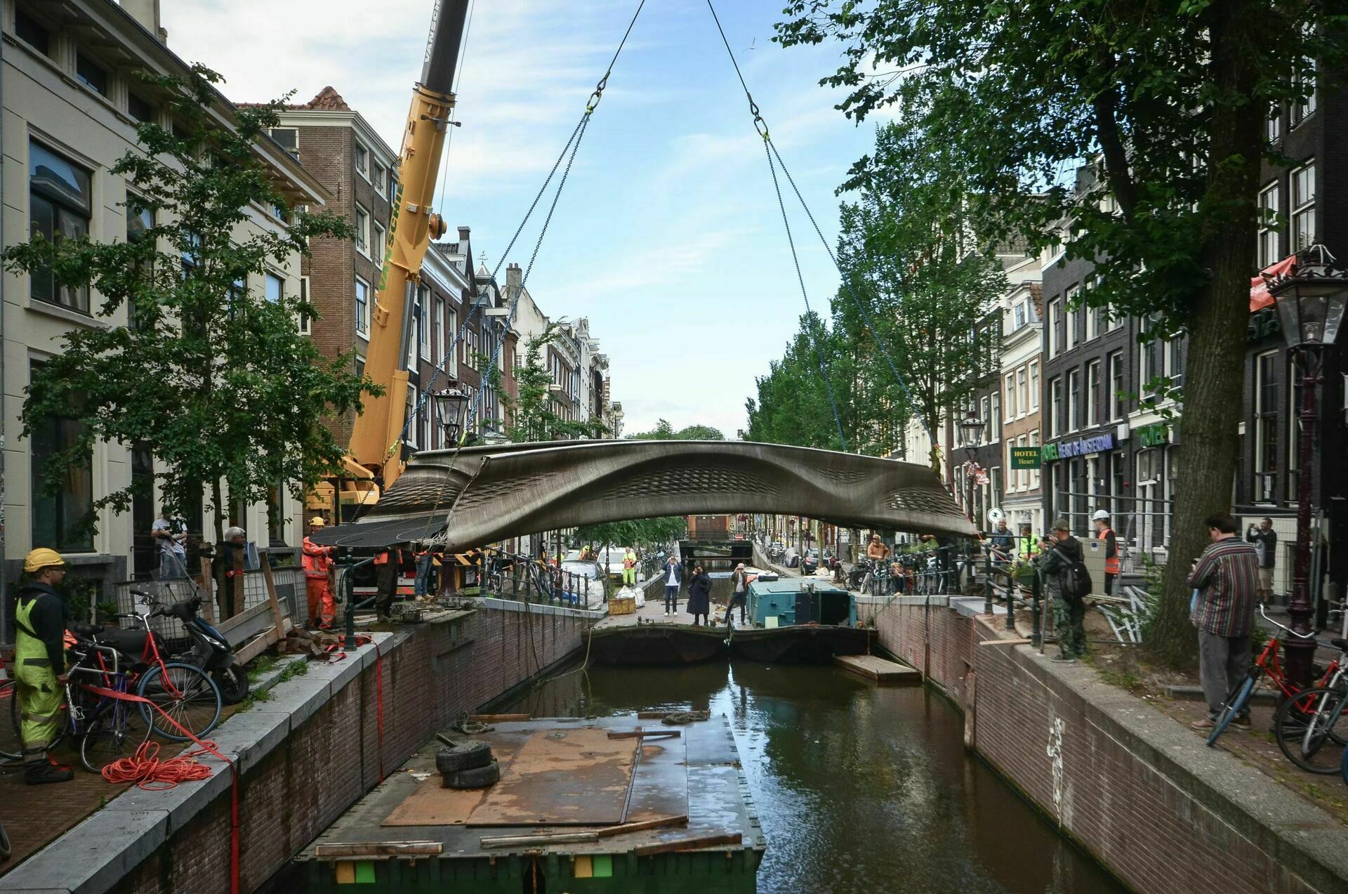 Первый в мире стальной мост, напечатанный на 3D-принтере, появился в Амстердаме