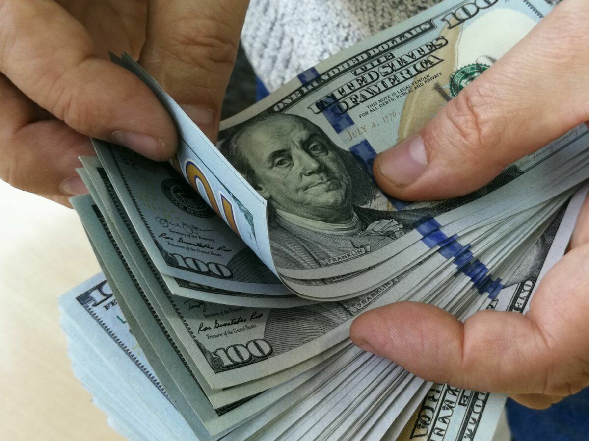 Четверть российских вкладчиков готовы перевести все свои сбережения в доллары