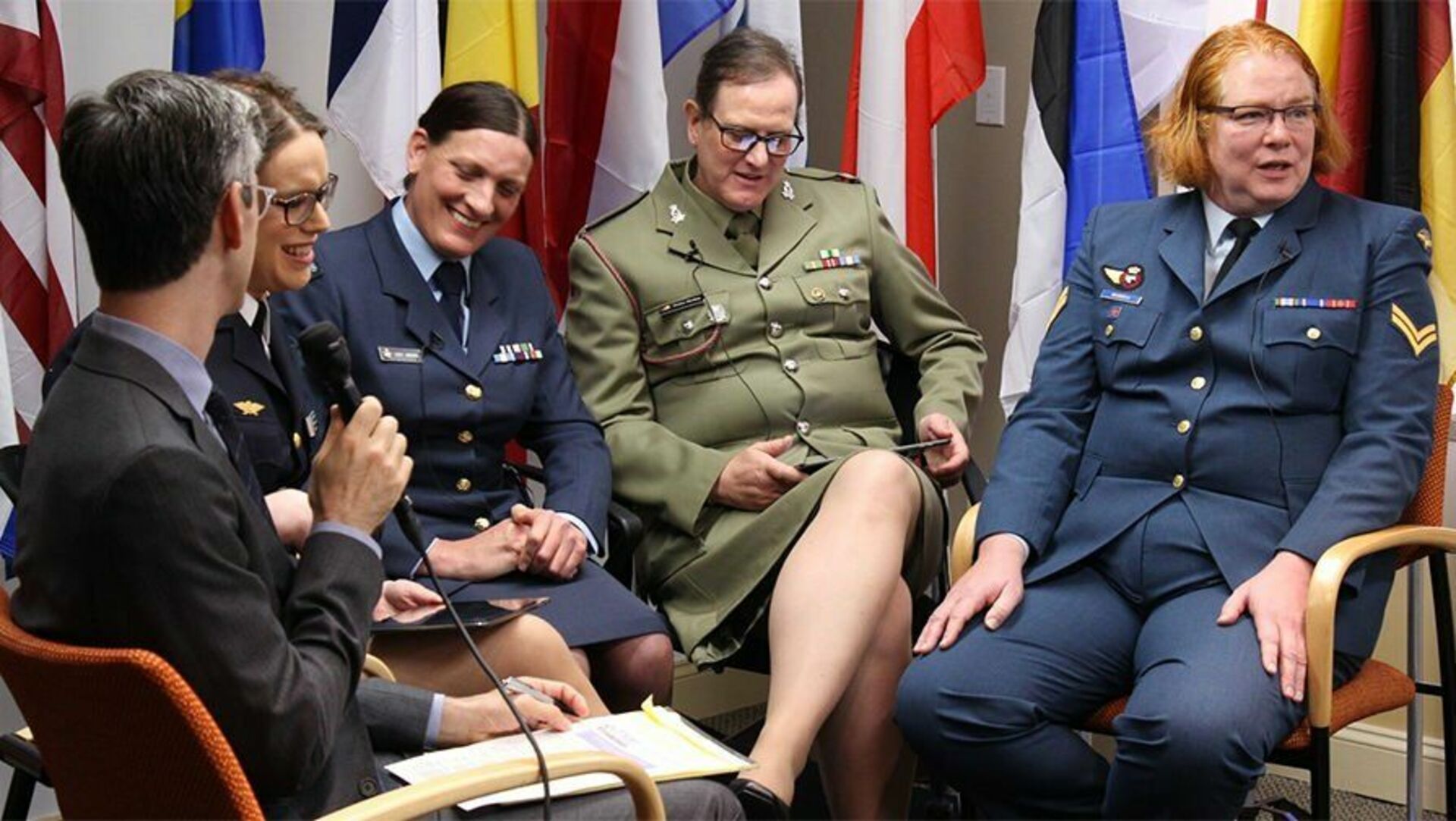 Женщина нато. Министр обороны трансгендер в Германии. Генерал НАТО трансгендер. Трансгендер НАТО министр обороны. Генералы трансгендеры в США.