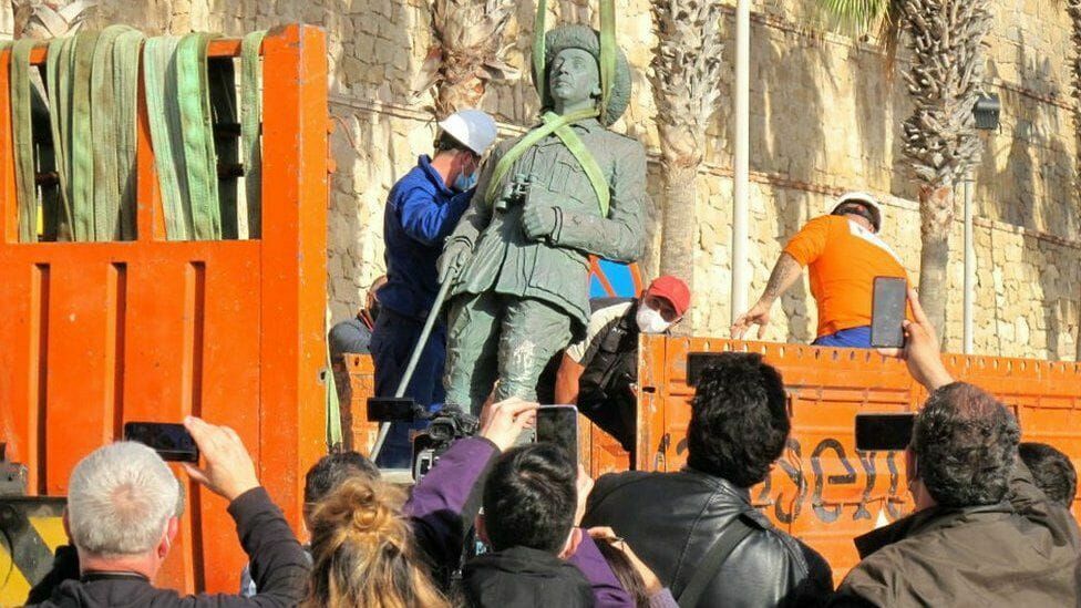 Испанцы уничтожили последний памятник диктатору Франко
