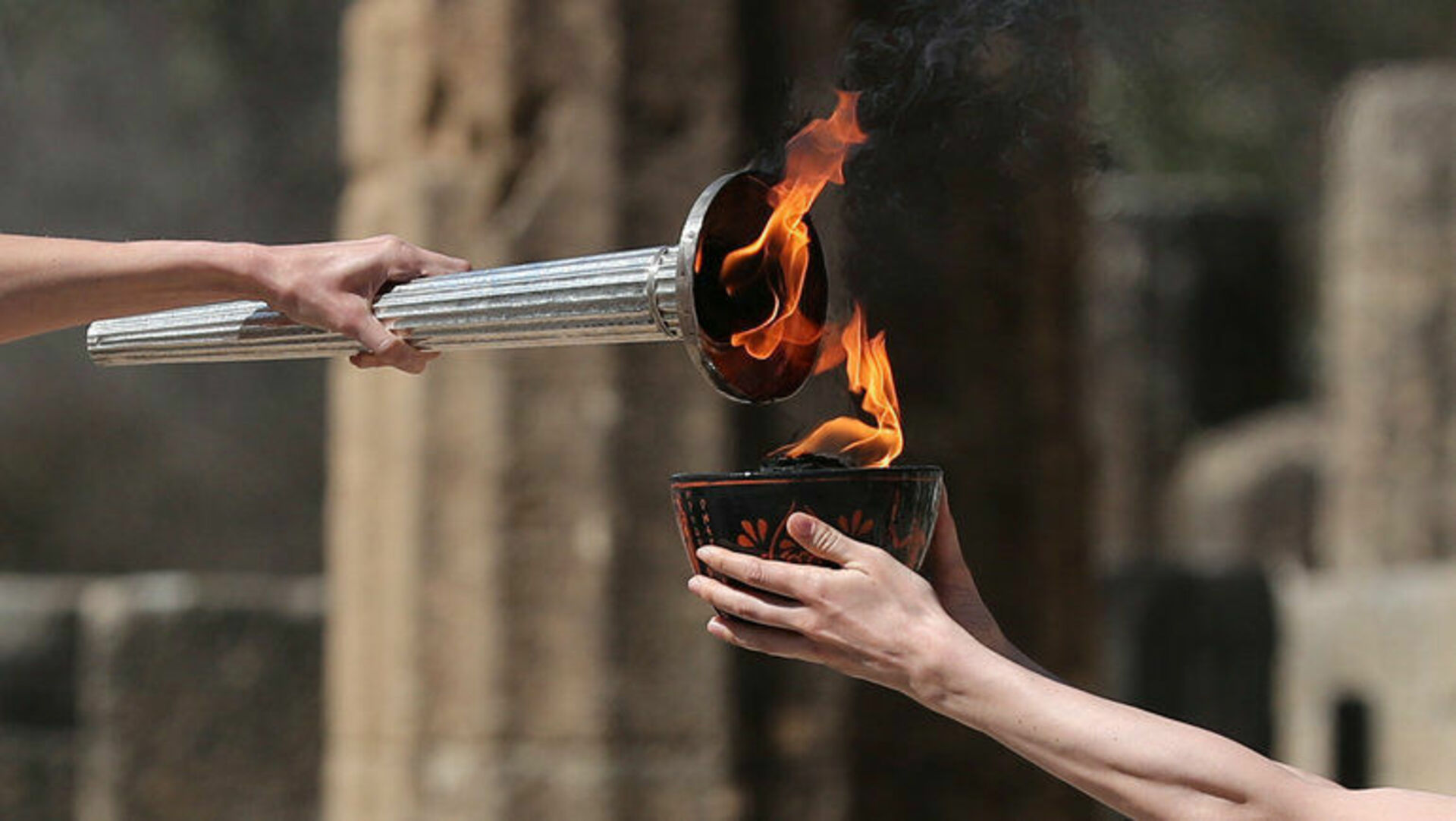 Как сделать чтобы факел горел. Олимпия зажжение огня. Зажжение олимпийского огня в Греции. Олимпийский огонь в древней Греции.