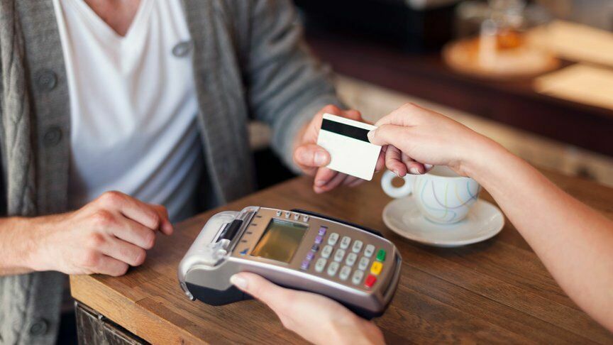 Новый обман клиентов: официанты копируют данные банковских карт
