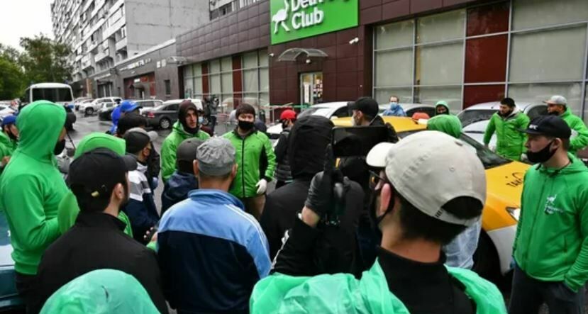 Курьеры Delivery Club вышли на протест к московскому офису Mail.ru Group