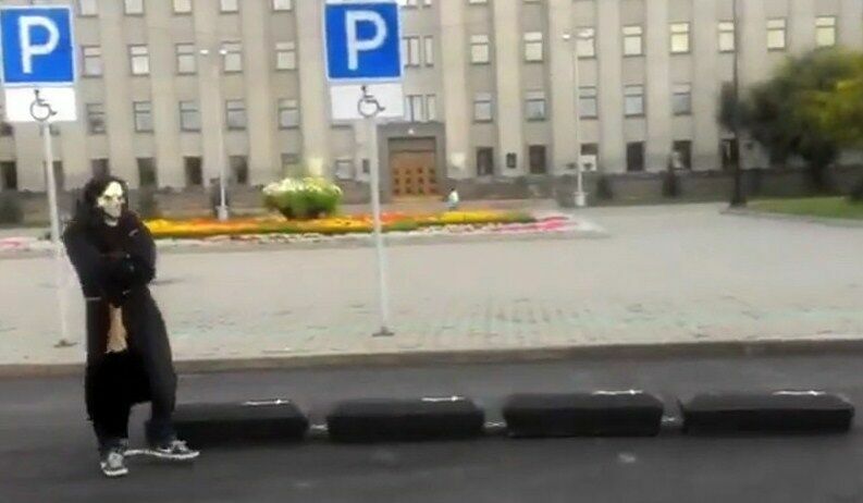 Иркутянина, притащившего гробы к зданию администрации, оштрафовали на 23 тысячи