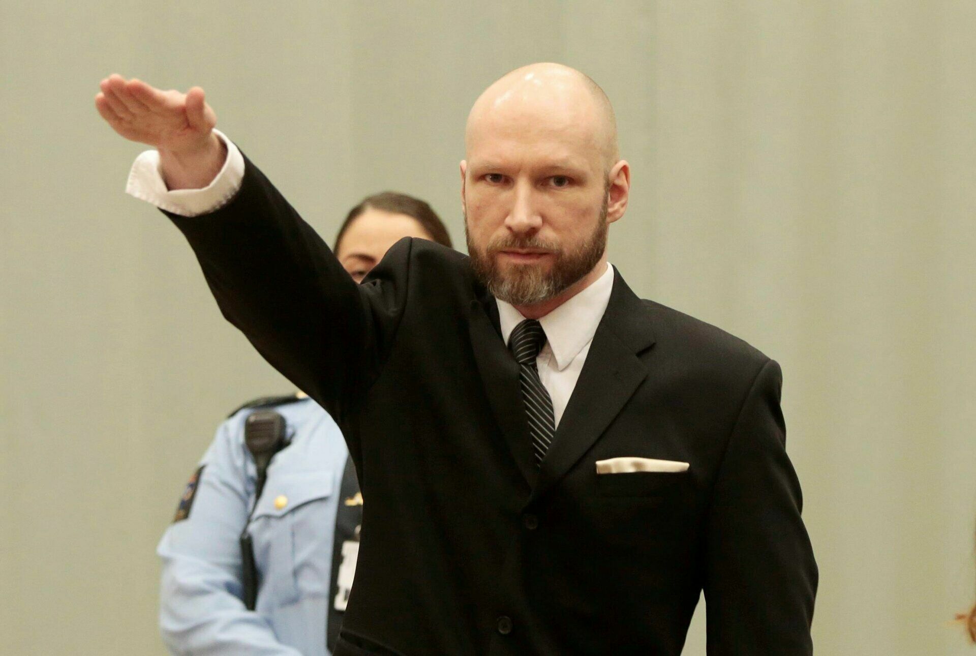 Террорист Брейвик заскучал в норвежской тюрьме и требует досрочного освобождения
