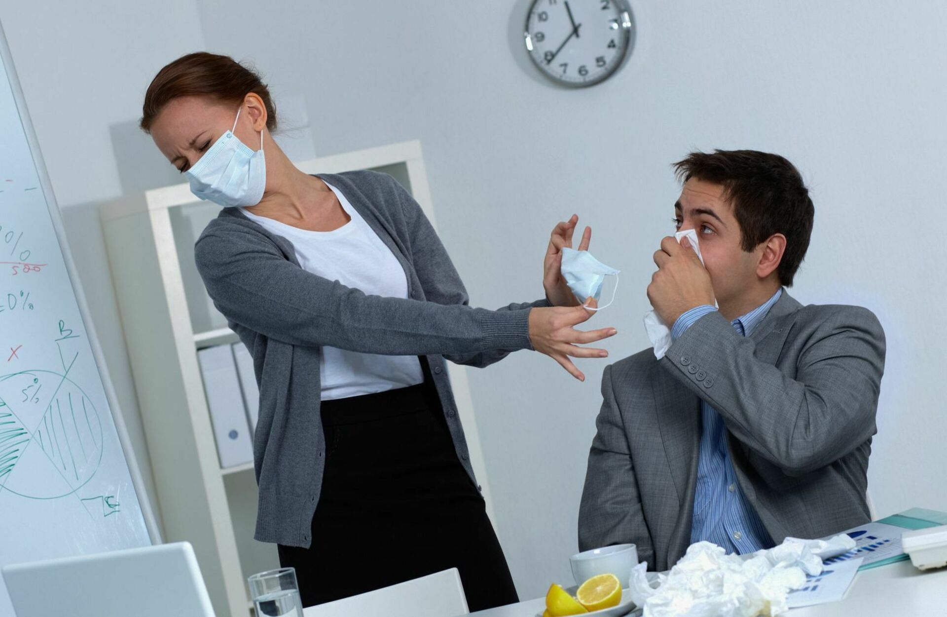 Дистанция при общении коллег. Чихает в офисе. Избегайте контактов с кашляющими людьми. Избегать контакта с больными. Избегайте контакта с больными людьми.