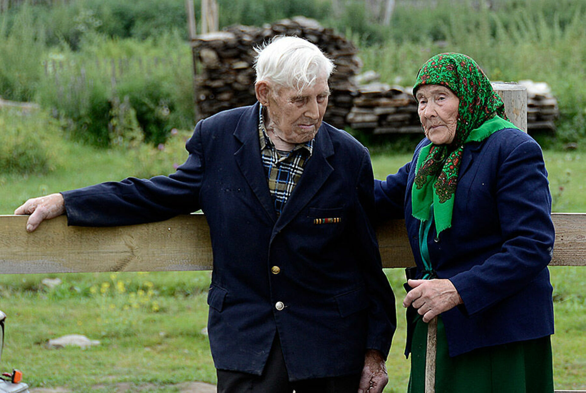 Старики старухами видео. Пенсионеры в деревне. Старики в России. Пожилые люди в селе. Пенсионеры на селе.