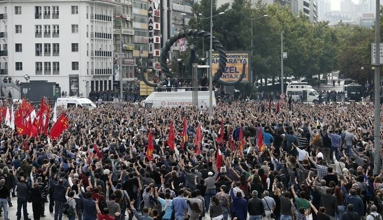В Анкаре проходит многотысячный митинг в память о жертвах теракта