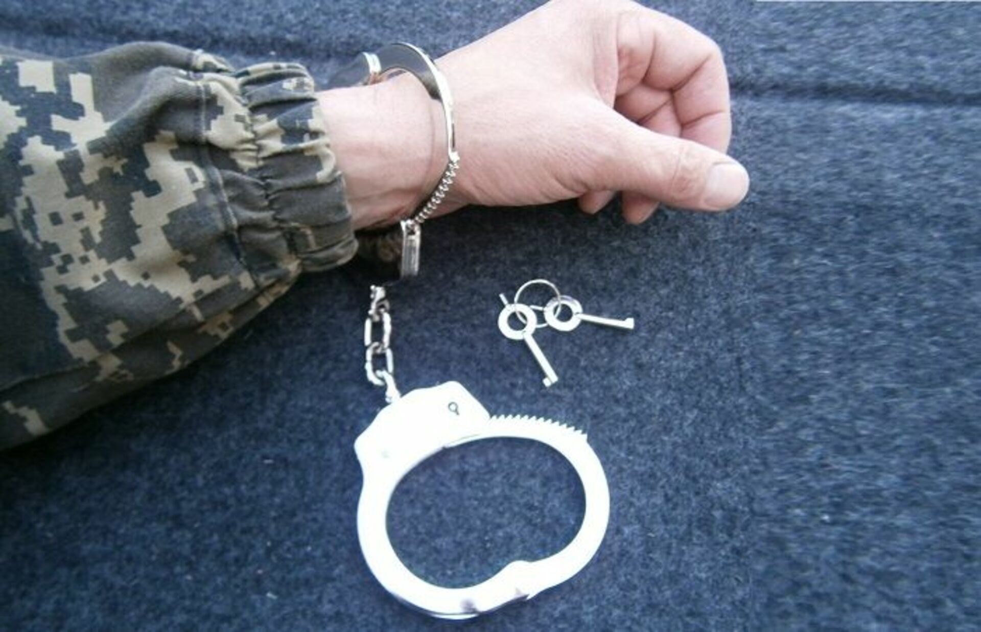 Как правильно надевать наручники на экзамене
