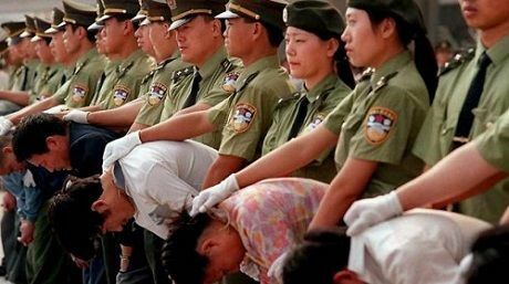 Запугать и подчинить: на публичные казни в Северной Корее сгоняют даже детей