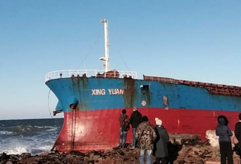 На Сахалине эвакуируют экипаж китайского сухогруза, севшего на мель
