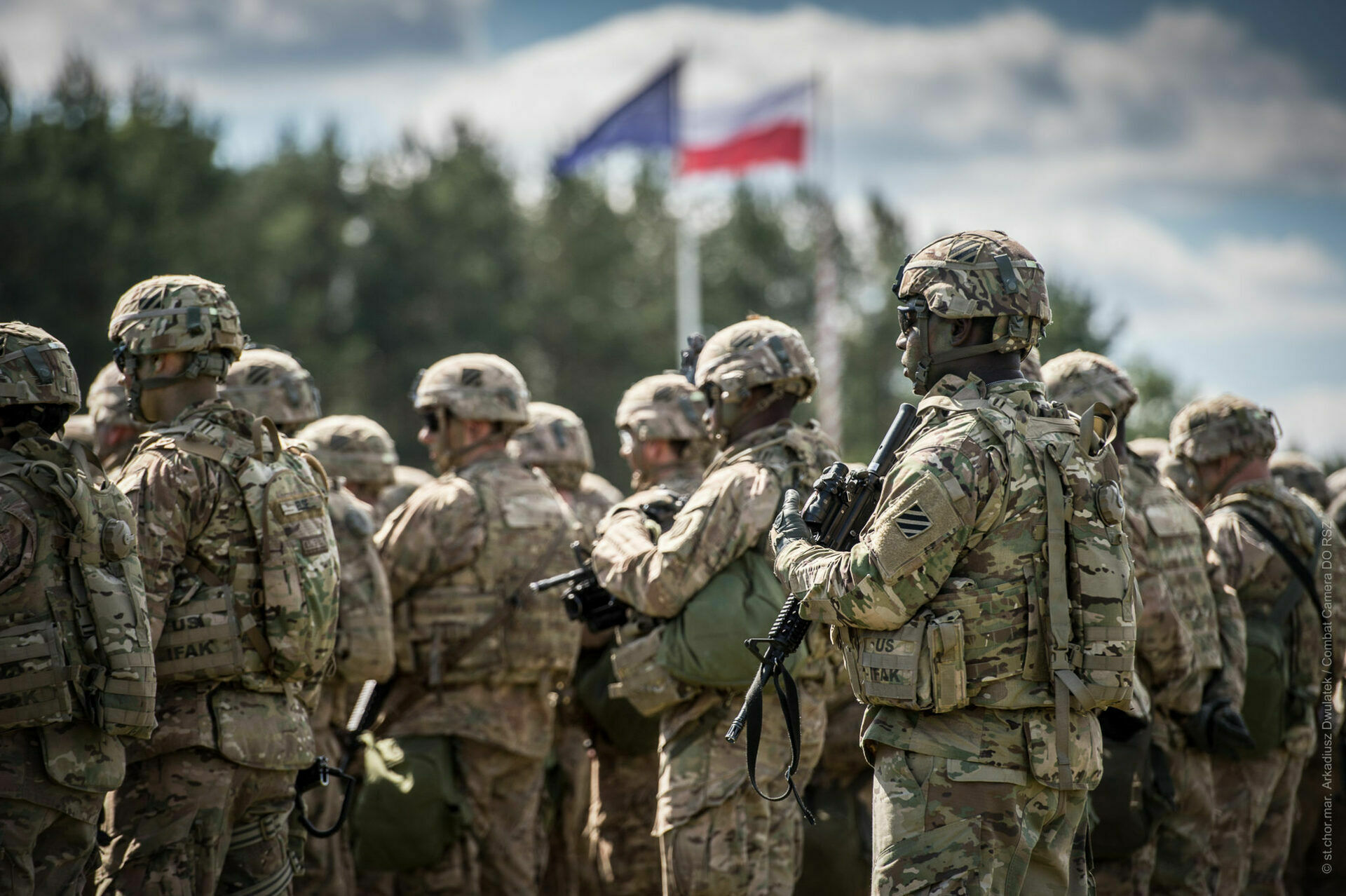 Власти Румынии призвали увеличить контингент НАТО в стране