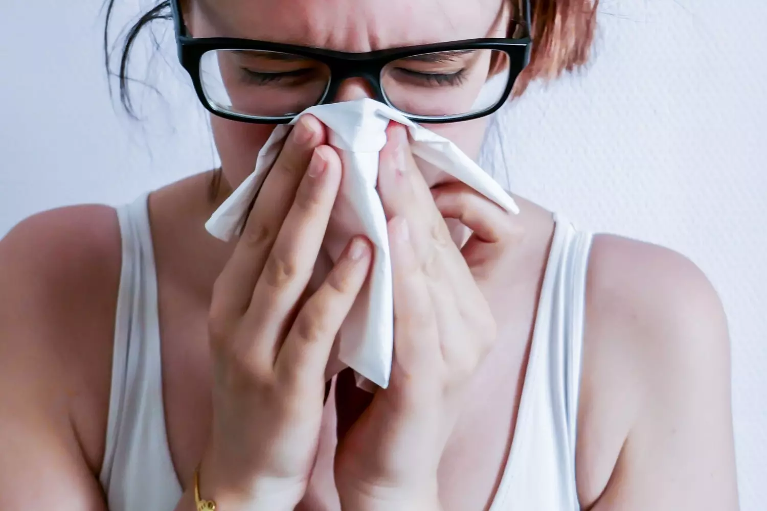К неприятному запаху изо рта также может аллергия и прочие заболевания, которые вызывают заложенность носа