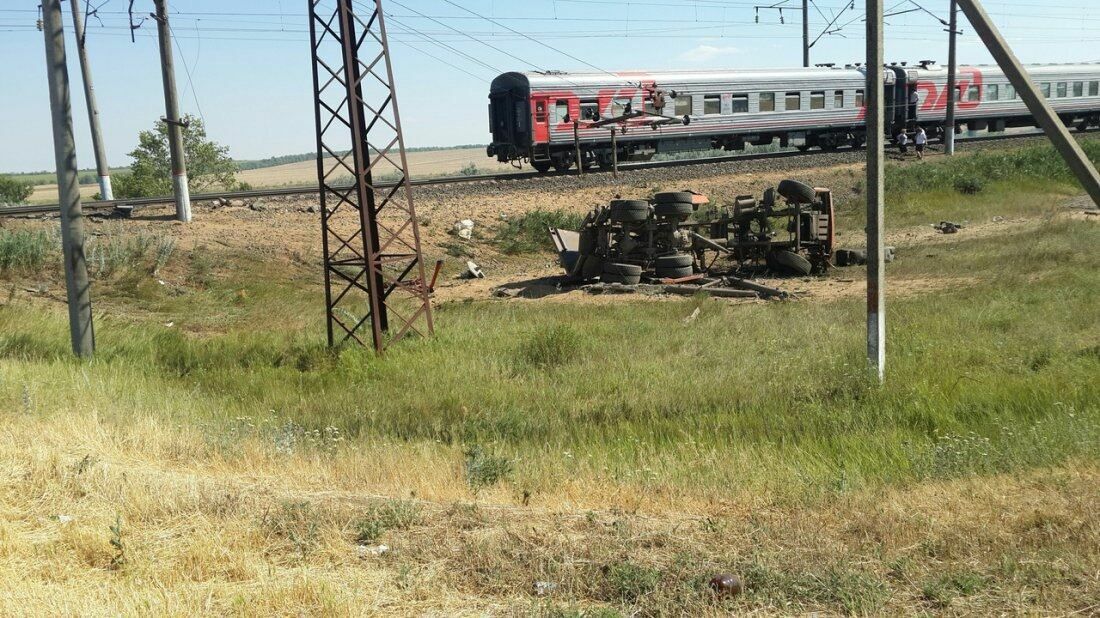 В Ростовской области пассажирский поезд протаранил "Камаз" на переезде