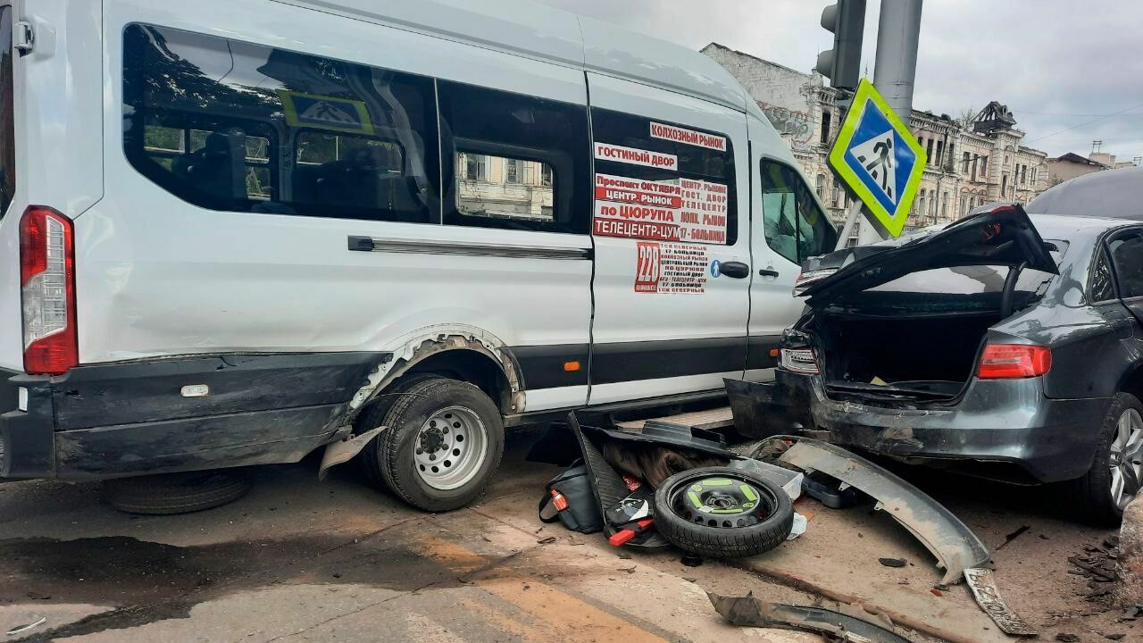 В Уфе автобус столкнулся с двумя легковыми авто и сбил пешеходов