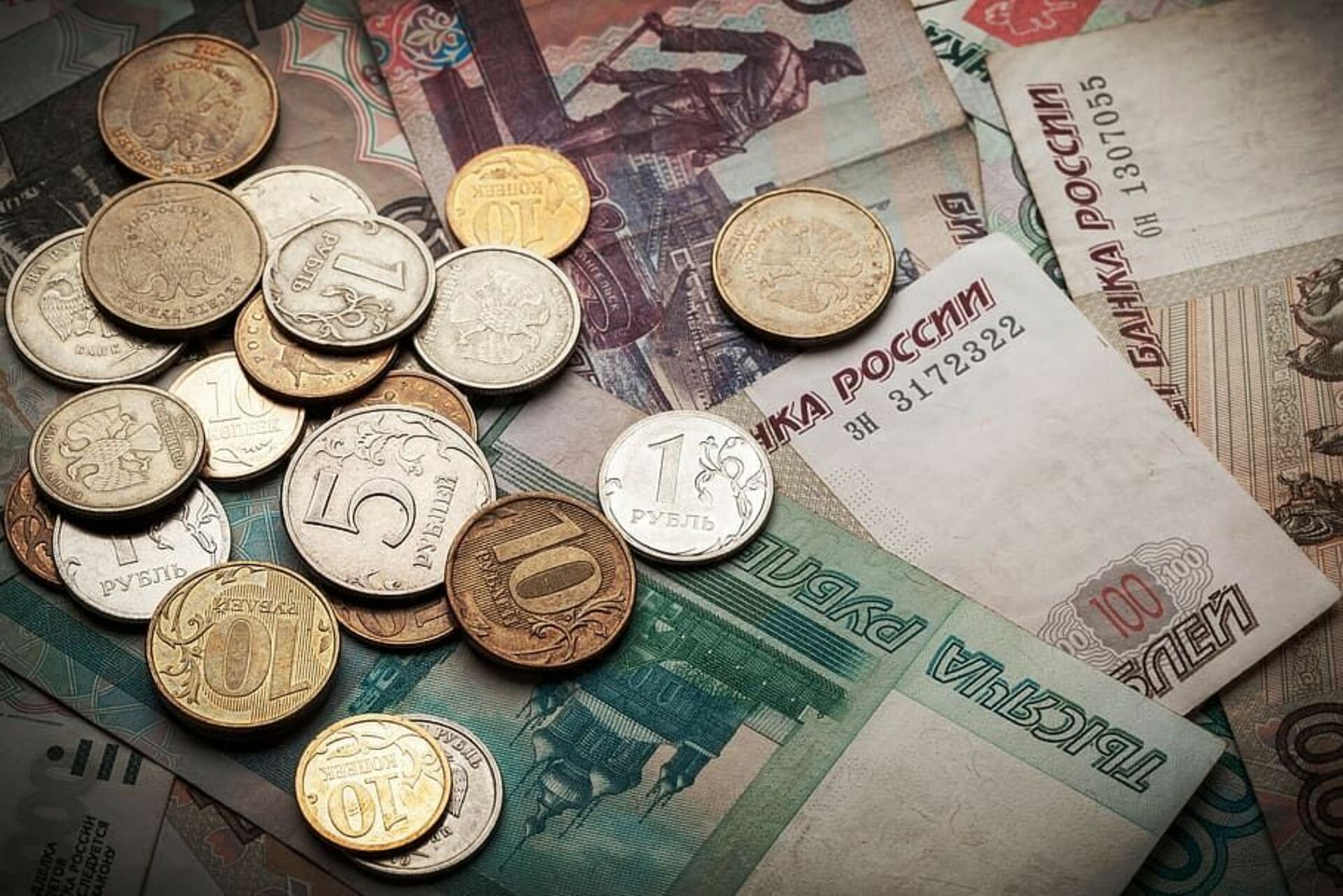 Пенсия 500 рублей. Деньги рубли. Монеты и банкноты. Деньги монеты. Деньги мелочь и бумажные.