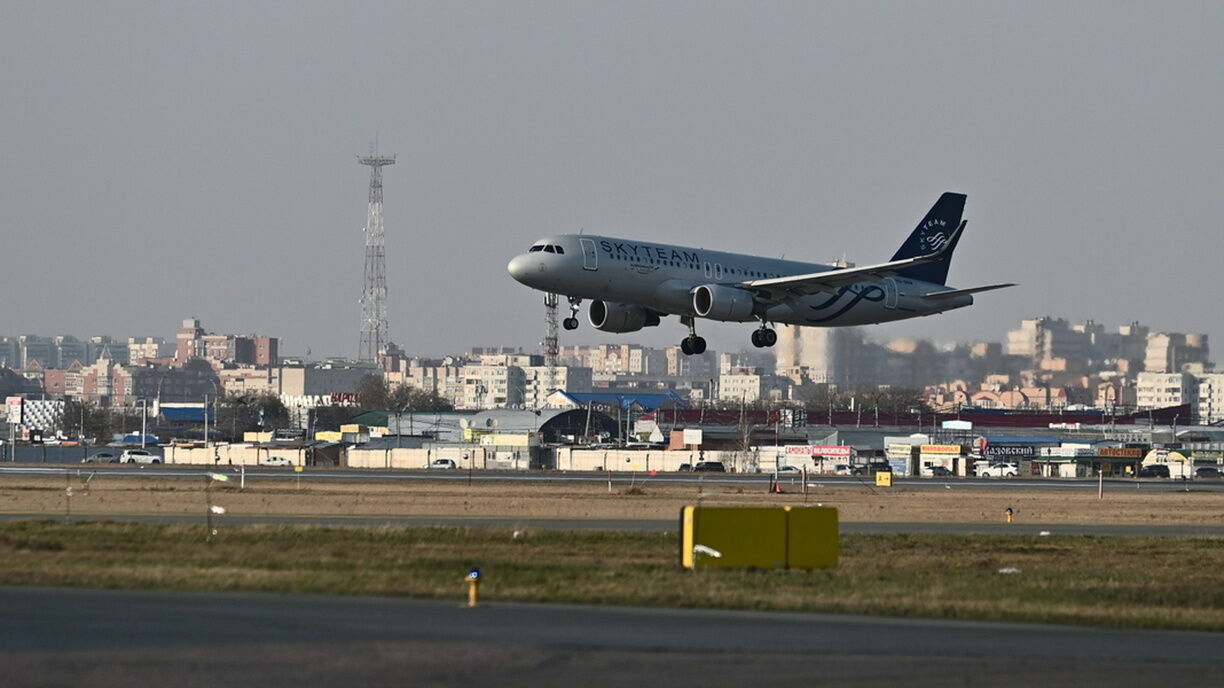 Командир самолета, летевшего из Новокузнецка в Санкт-Петербург, скончался на борту