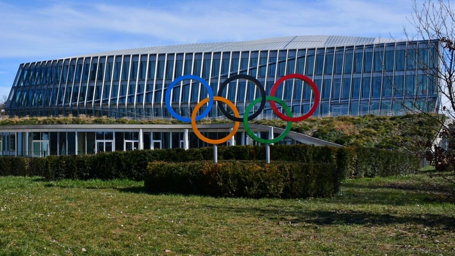 Глава МОК призвал правительства не вмешиваться в вопрос допуска спортсменов из РФ