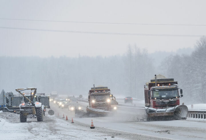 Дорожники в Крыму не смогли расчистить от снега трассу “Таврида” и решили закрыть ее