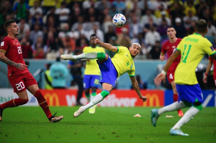 Бразилия выиграла у Швейцарии в матче ЧМ по футболу в Катаре
