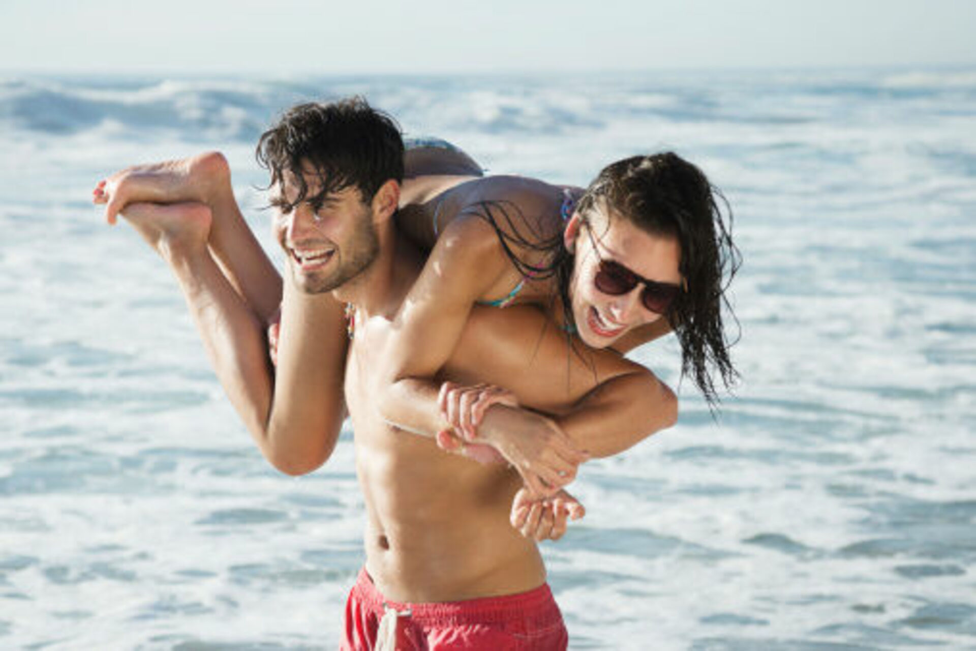 Пока муж на пляже. Счастливый мужчина на пляже. Два мужчины на пляже. Красивые позы на пляже с мужчиной.