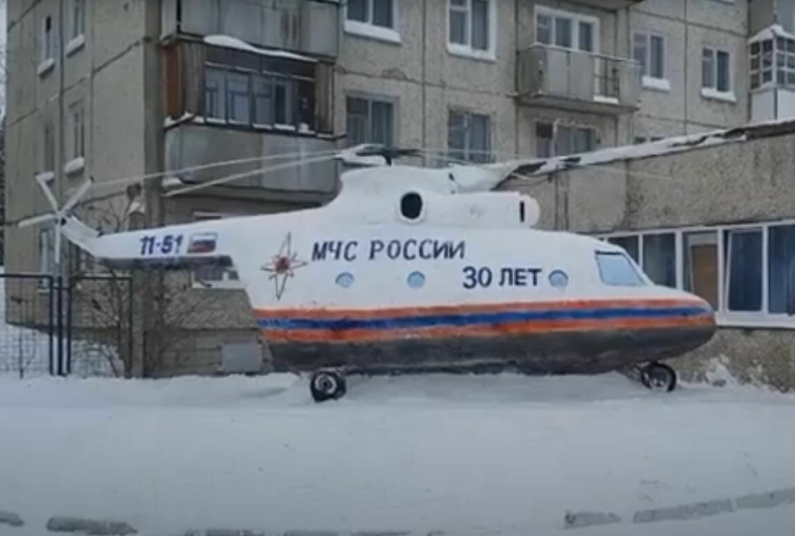 Фото дня: иркутские пожарные слепили из снега и льда вертолет Ми-26